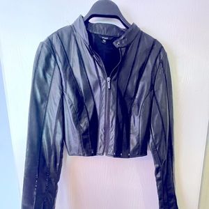 Black, leather & mesh crop GUESS jacket!